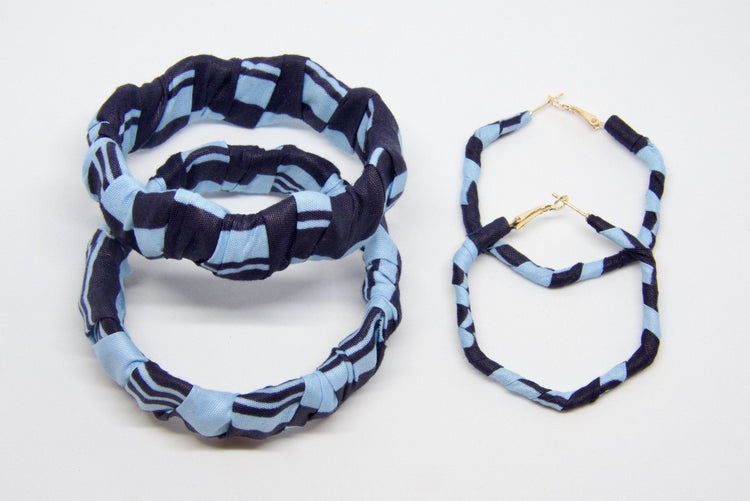 Deux bracelets et boucles d'oreilles pour femme en tissus wax de couleurs bleu clair et bleu foncé