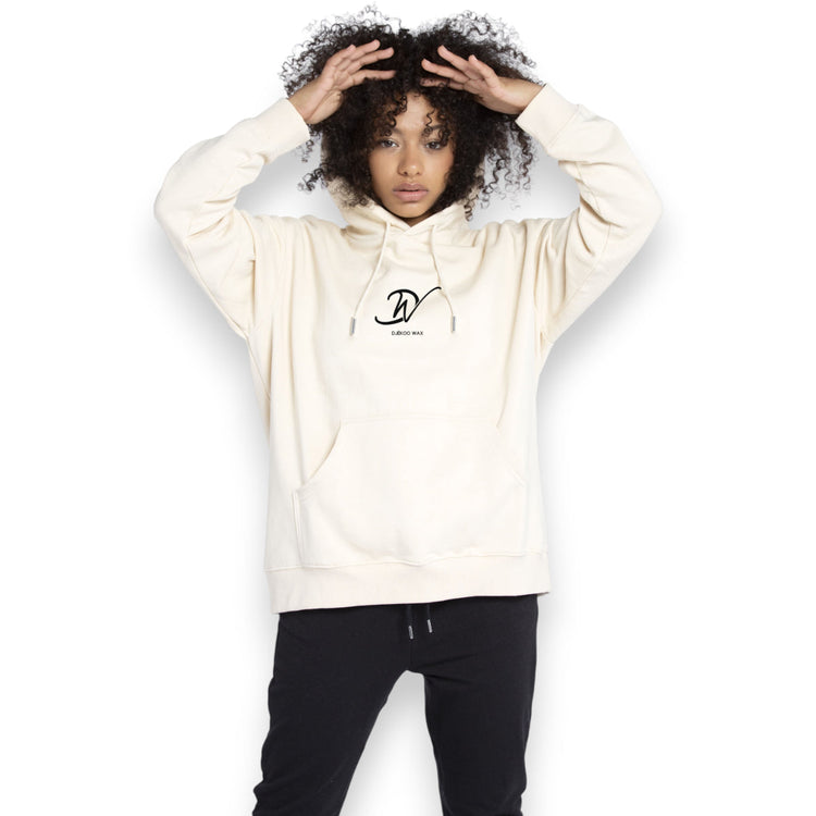 Femme portant un hoodie unisexe beige éco-responsable de la marque Djêkoo Wax
