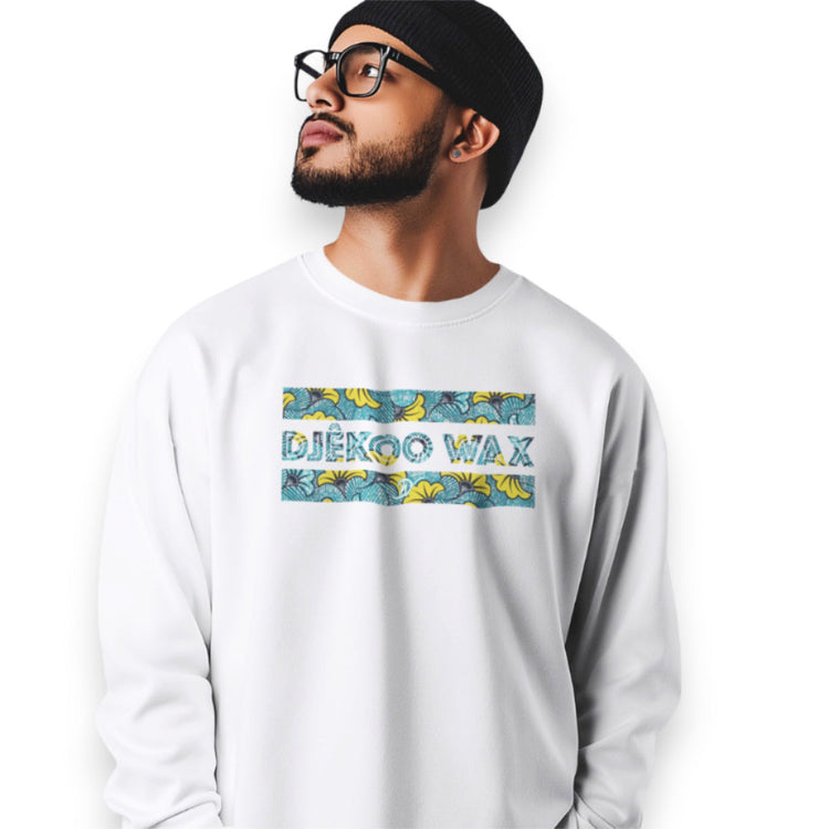 homme portant un sweat blanc avec motif wax imprimé bleu et jaune