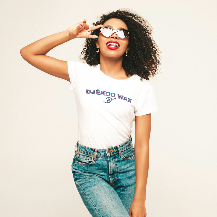Femme portant un t-shirt blanc en coton bio avec motif wax sur le devant bleu et rose