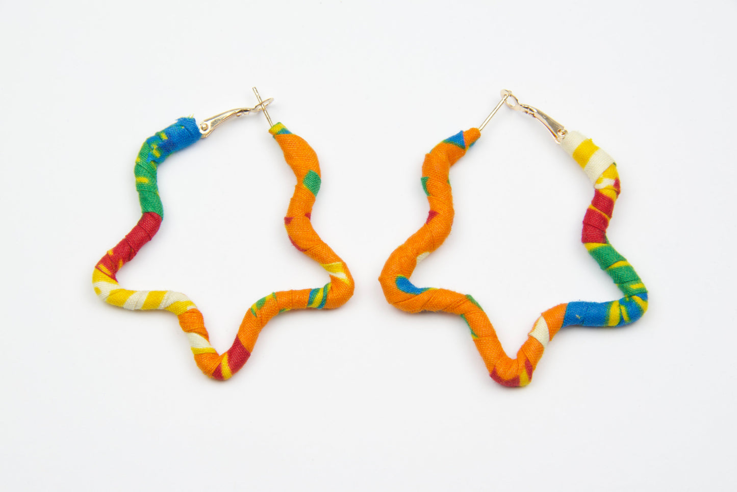 Boucles d'oreilles en tissu wax. Couleurs : orange, vert, rouge, jaune, bleu