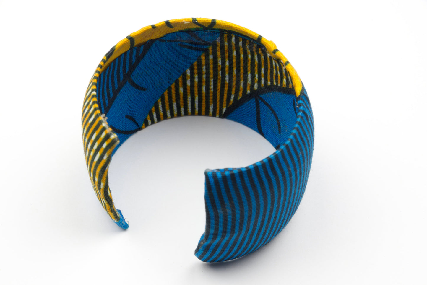 Bracelet manchette pour femme en métal et tissu wax de couleurs bleu, jaune et noir