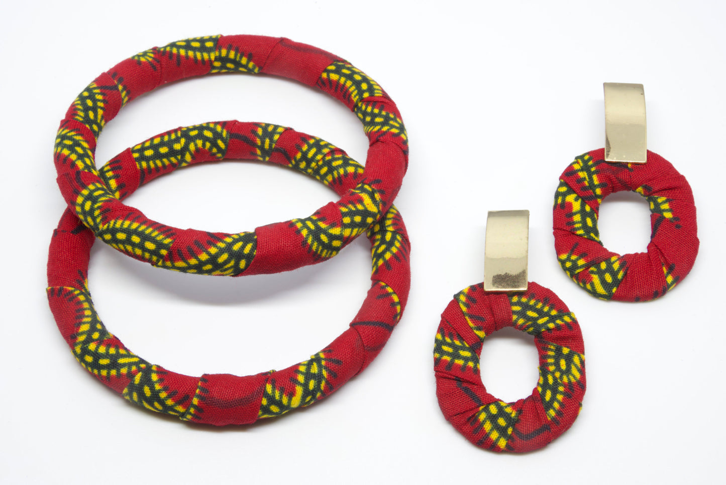 Deux bracelets wax et une paire de boucles d'oreilles wax de couleurs rouge jaune et noir