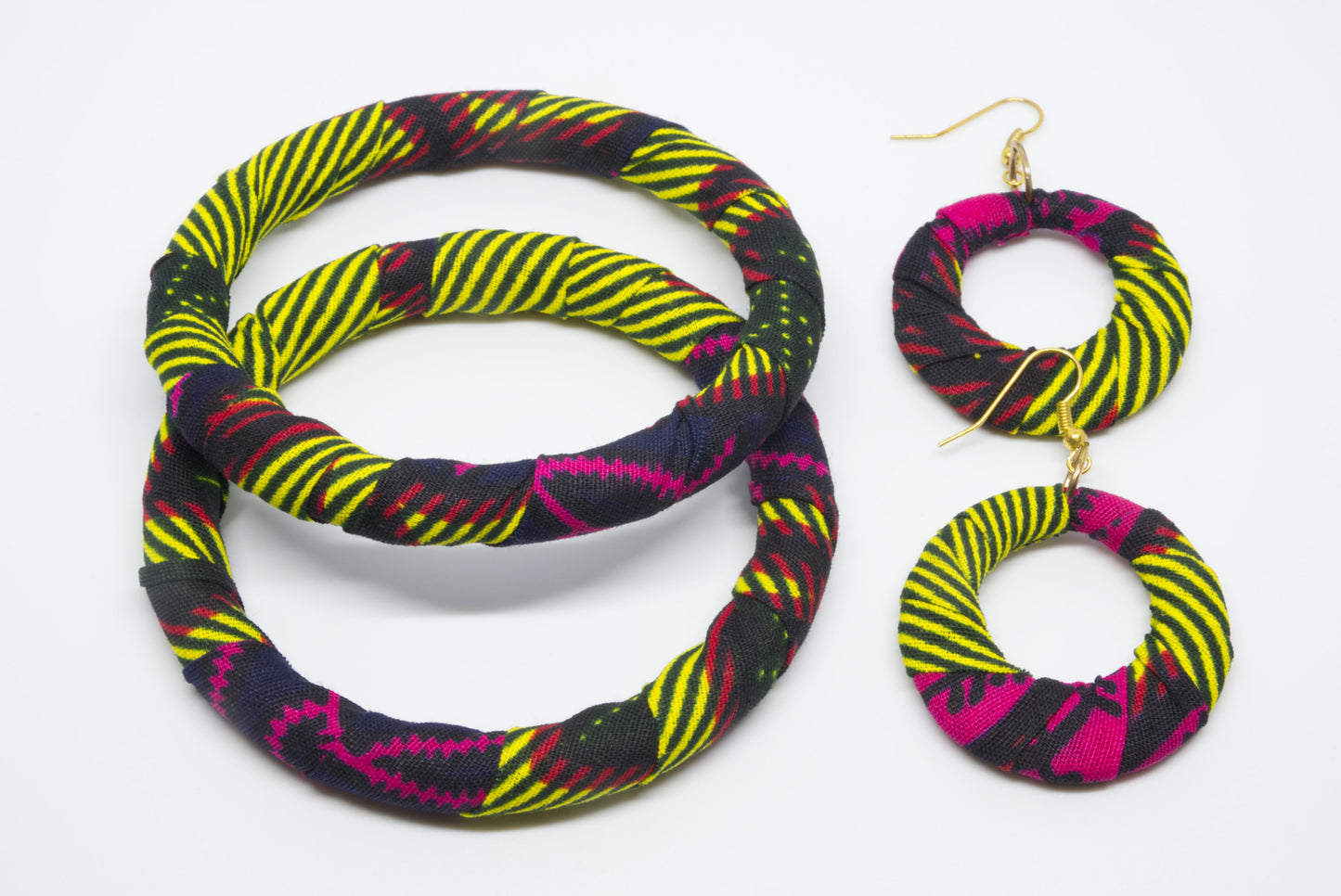 Deux bracelets wax et une paire de boucles d'oreilles wax de couleurs jaune noir rouge et rose fushia