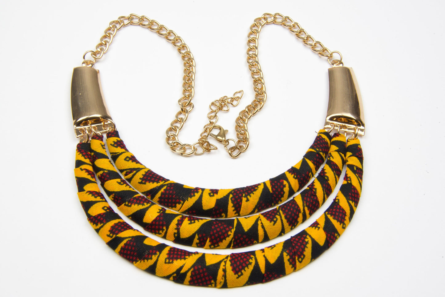 Collier artisanal en métal léger et tissu wax jaune rouge et noir, fabrication artisanale