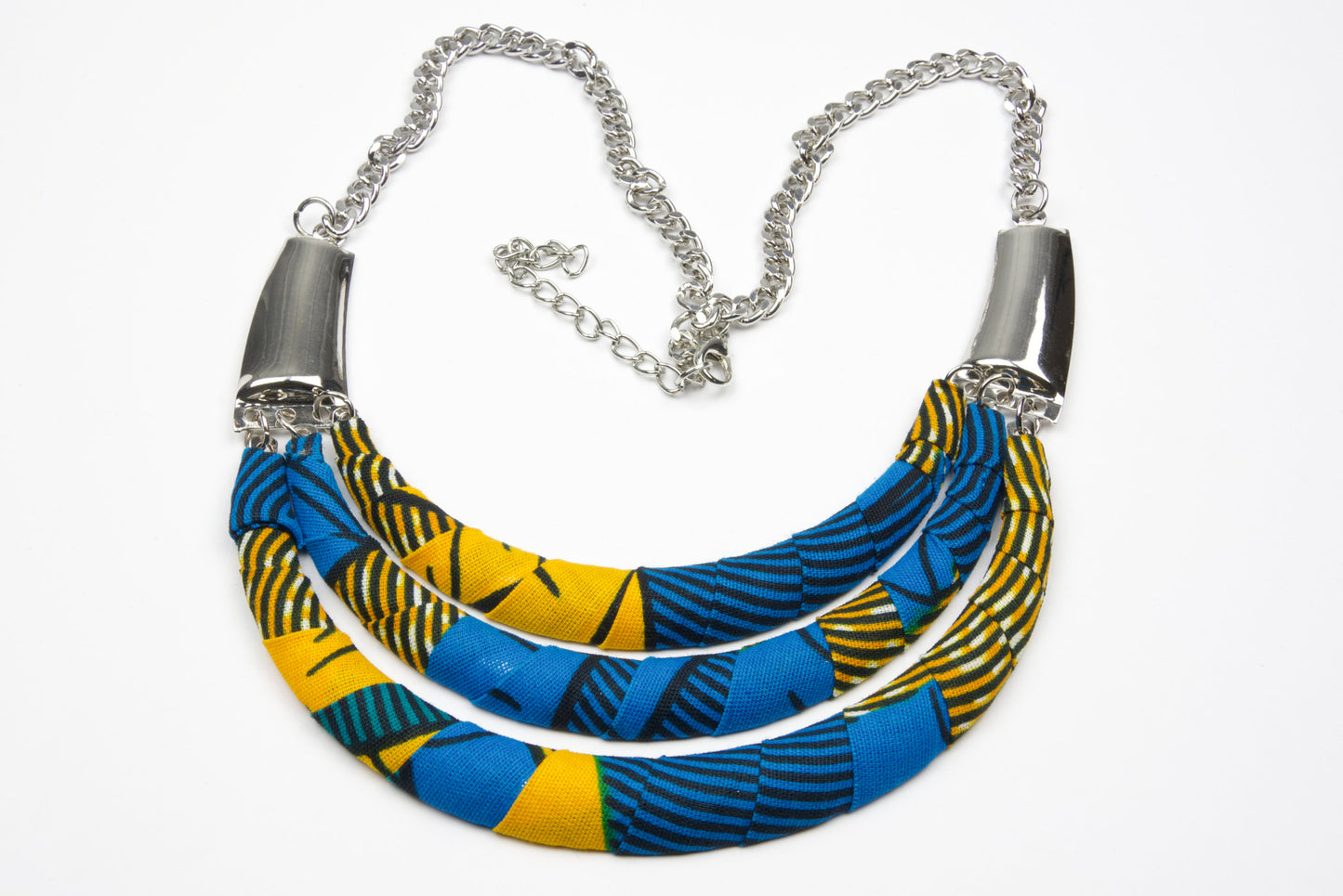 Collier style "Princesse" pour femme et métal et tissu wax, de couleurs bleu, jaune et noir.