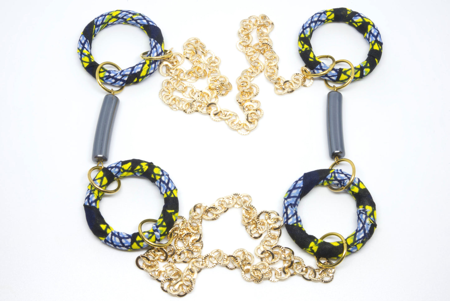 autoir artisanal en wax bleu et jaune avec motifs zèbre, triple rang plastron et chaîne dorée- Bijou africain