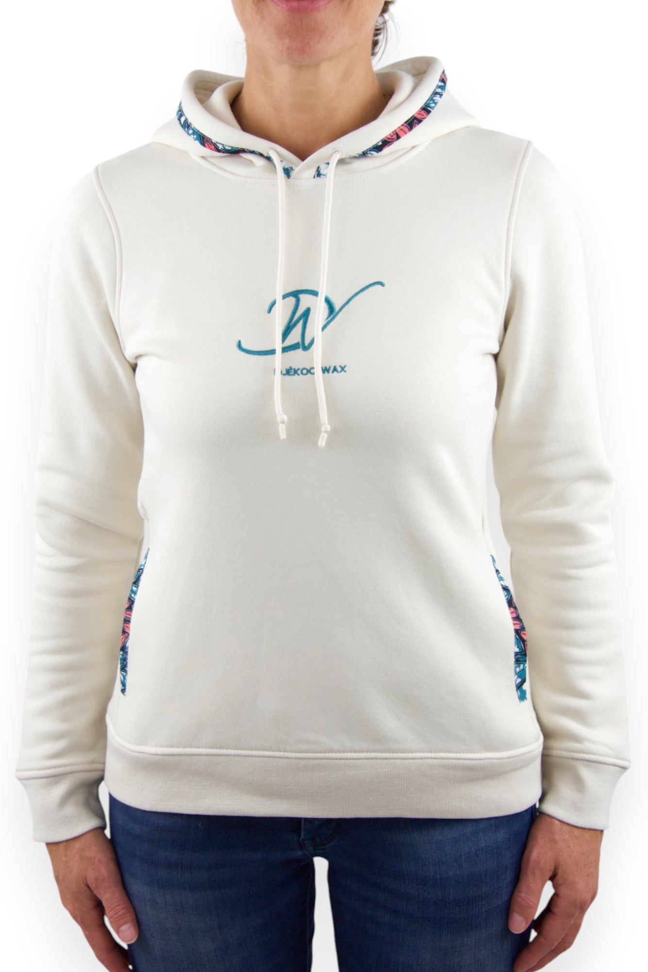 Sweat à capuche bio pour femme de couleur beige avec tissu wax brodé sur la capuche et les poches