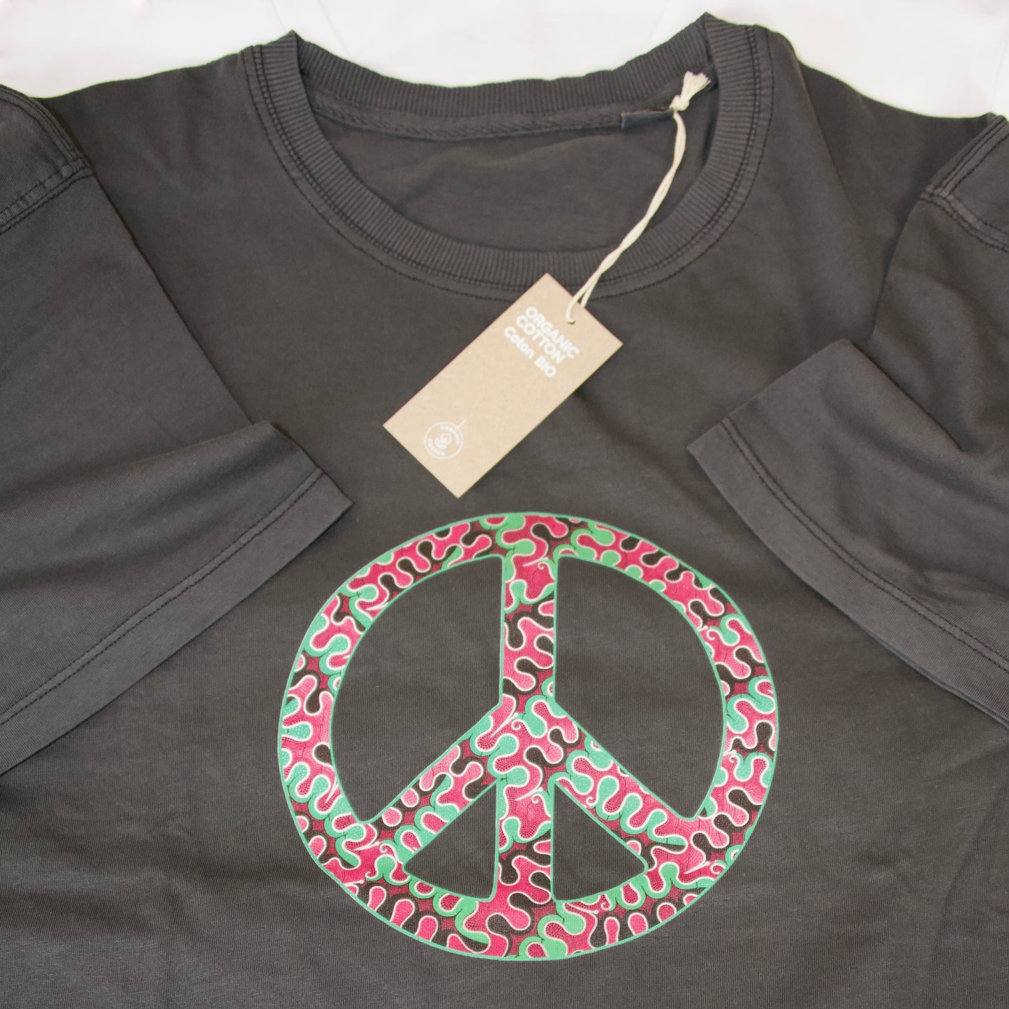 Robe t-shirt pour femme de couleur gris anthracite en coton bio avec le symbole Peace & Love rose et vert au motif wax sur le devant