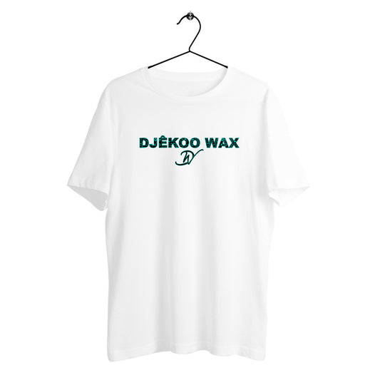 T-shirt unisexe blanc sur cintre en coton biologique avec logo Djêkoo Wax imprimé vert émeraude - Vêtement africain durable
