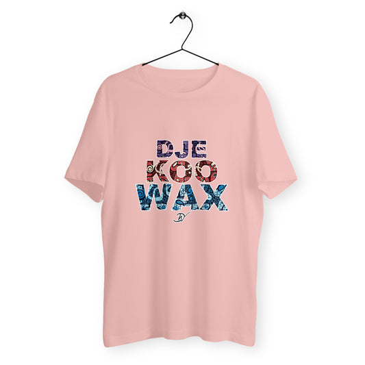 T-shirt unisexe rose poudré sur cintre en coton biologique avec lettrage DJEKOO WAX rempli de motifs wax violet, rouge et bleu - Djêkoo Wax