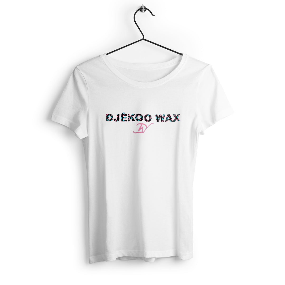 T-shirt blanc 100% coton biologique avec un motif wax rose et bleu
