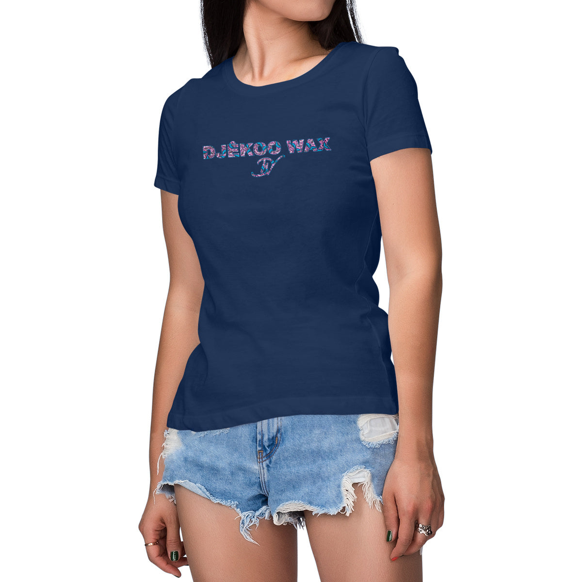 Femme portant un T-shirt bleu marine 100% coton biologique avec un motif wax "fleurs de mariage" rose et bleu