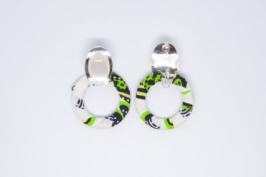Vue dos boucles d'oreilles créoles artisanales recouvertes de tissu wax vert anis, noir et blanc avec cabochon ovale argenté et système clip - Bijou africain fait main Djêkoo Wax