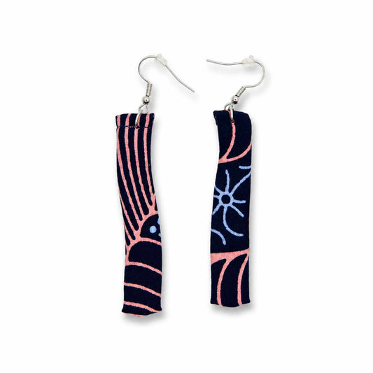 Paire de boucles d'oreilles longues artisanales en tissu wax africain, forme rectangle, motif abstrait fond marine et rose saumon — vue recto