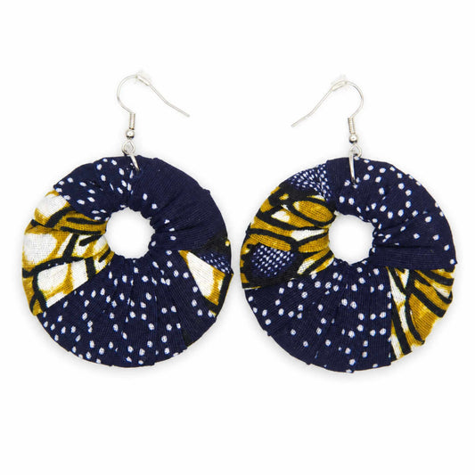 Paire de boucles d'oreilles artisanales en tissu wax africain, forme cercle ajouré, motif bicolore marine à pois blancs et ocre doré aux lignes noires — vue produit