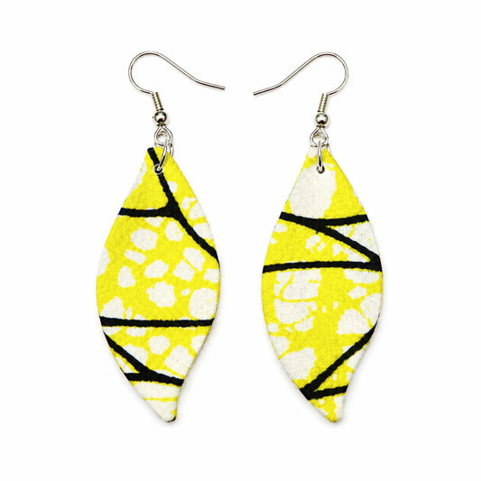 Paire boucles wax navette jaune citron, blanc et noir motifs taches et lignes diagonales crochet argenté - Djêkoo Wax