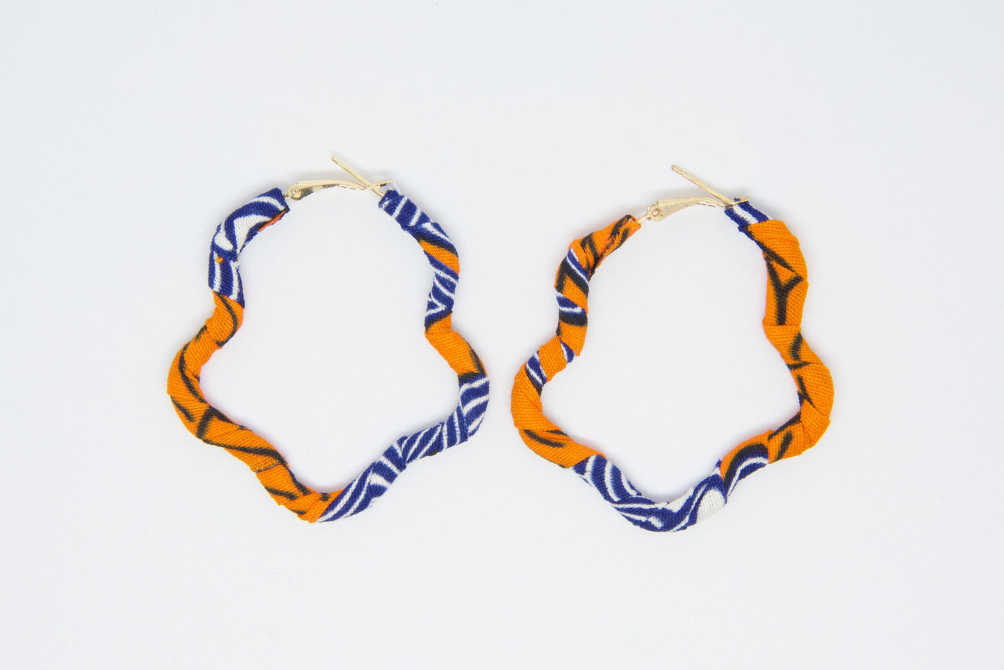 Boucles d’oreilles artisanales en tissu wax orange, bleu marine, blanc et noir de la Parure Nina.