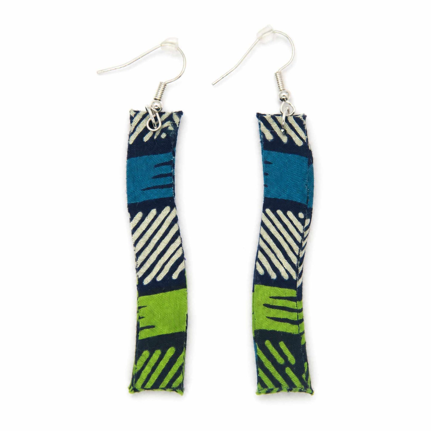 Vue verso paire boucles wax barre longue bleu marine, turquoise et vert anis motifs rayures crochet argenté - Djêkoo Wax