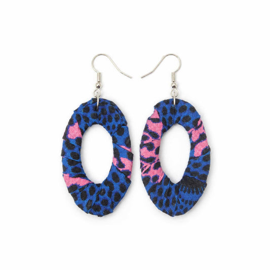 Paire boucles d'oreilles wax ovale ajourée bleu roi et rose motif léopard noir crochet argenté - Djêkoo Wax