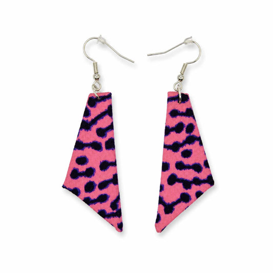 Paire boucles d'oreilles wax trapèze asymétrique rose motif léopard violet noir crochet argenté - Djêkoo Wax