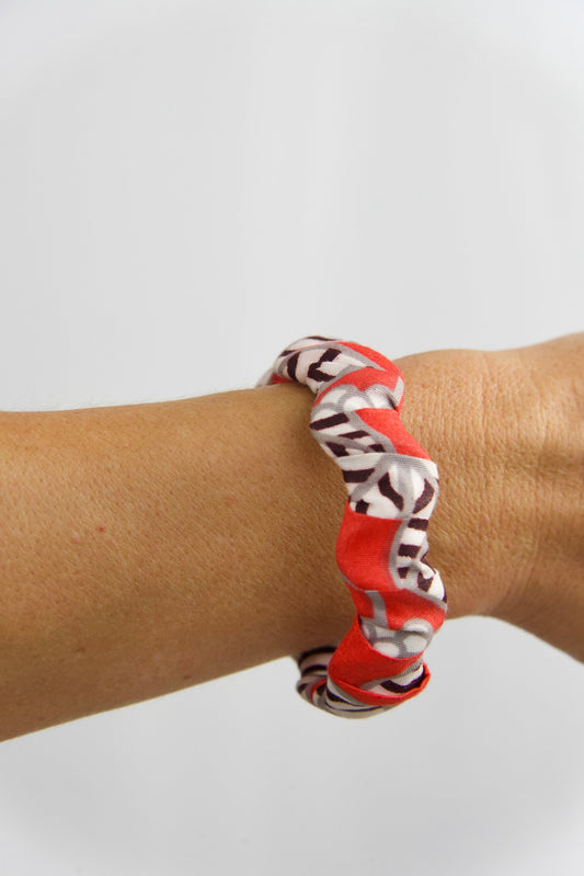 bracelet artisanal femme en bois et tissu wax fait main, de couleurs rouge, blanc, gris