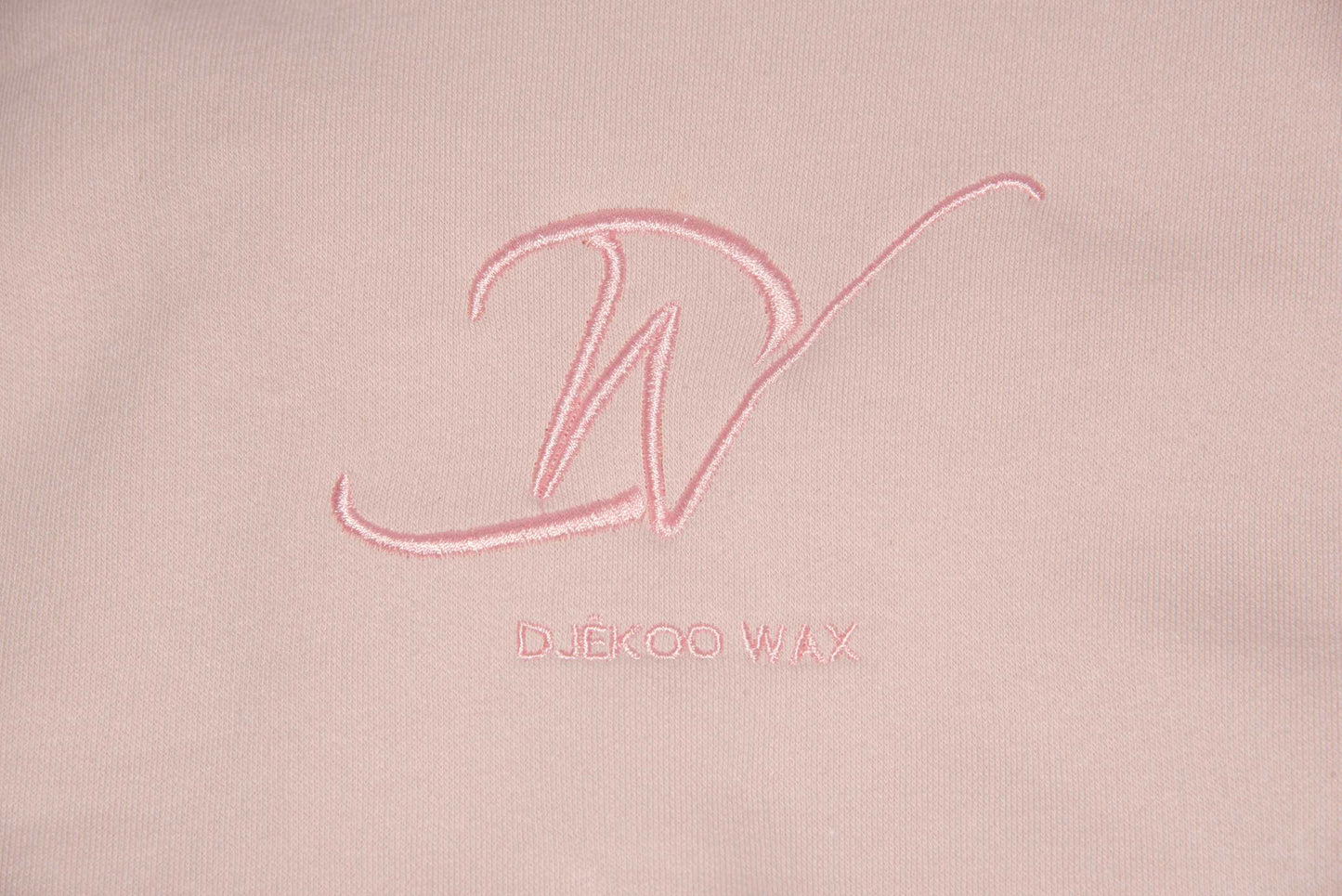 Broderie logo Djêkoo Wax sur sweat à capuche bio femme rose