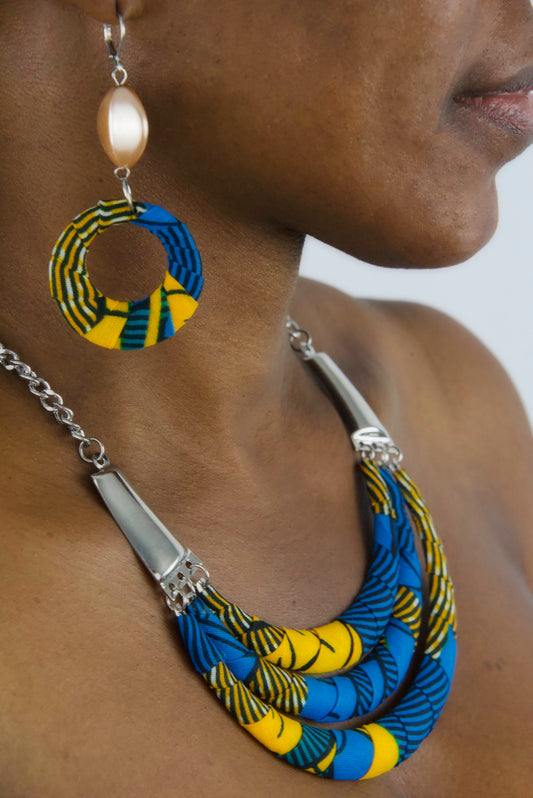 Collier Wax Princesse bleu jaune et noir porté par une femme