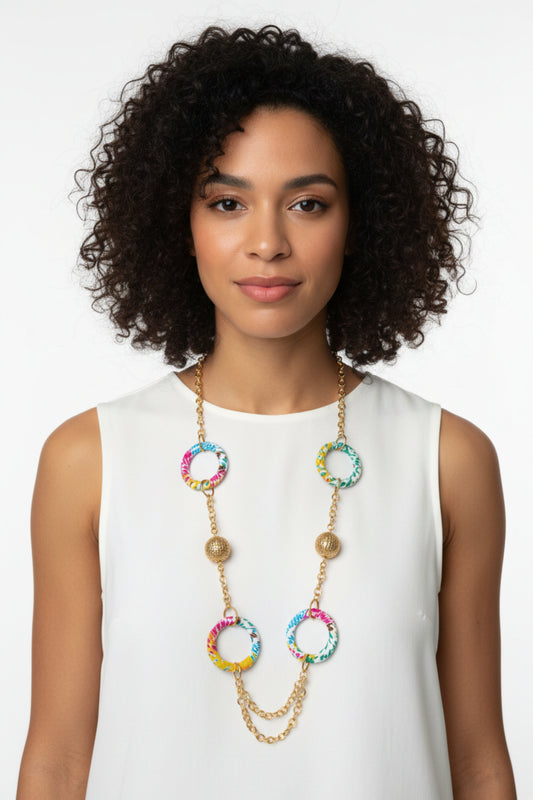 Femme portant un collier wax sautoir multicolore artisanal – Djêkoo Wax