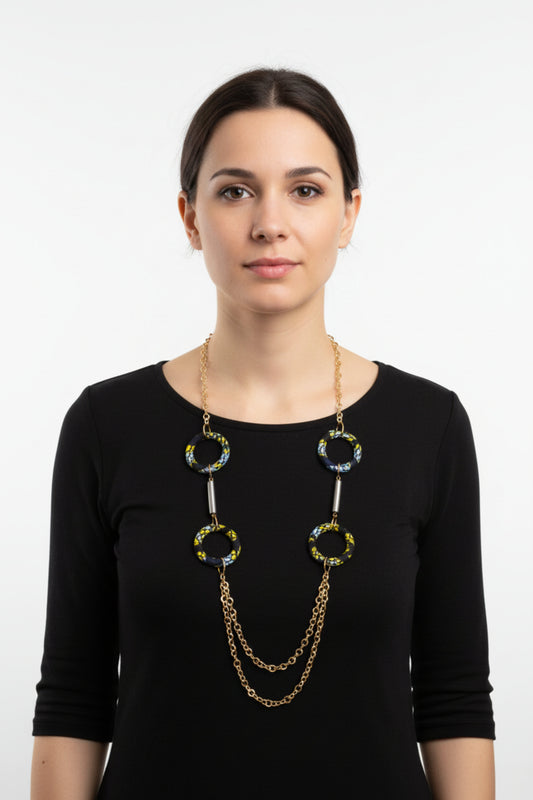 Mannequin femme portant le Collier Wax Sautoir bleu marine, jaune, noir et blanc - Djêkoo Wax