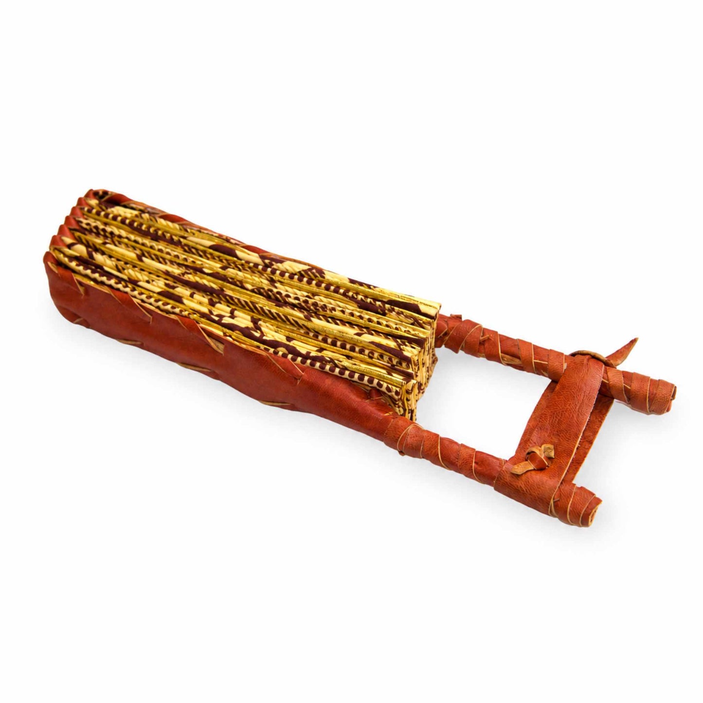 Éventail africain pliable présenté fermé, en tissu wax doré et marron, avec structure artisanale en bois et finitions marron.