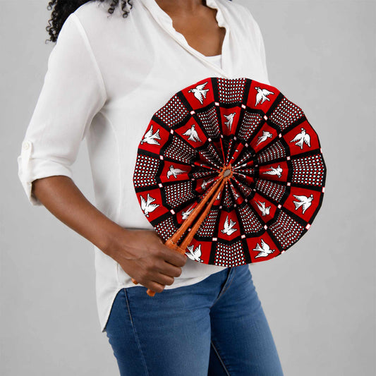 Éventail africain artisanal en wax rouge à motifs d’oiseaux