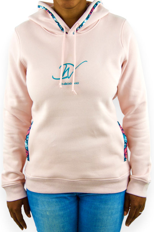 Sweat à capuche bio femme en wax véritable rose porté de face, broderie verte Djêkoo Wax