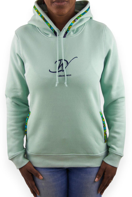 Sweat à capuche bio femme vert sauge en wax véritable vue de face avec broderie bleu navy - Djêkoo Wax