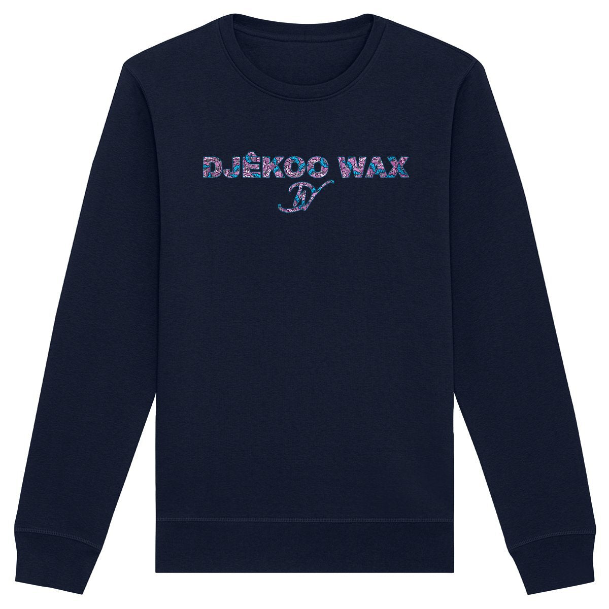 Vue produit sweat-shirt col rond unisexe bio bleu navy à plat avec lettrage DJEKOO WAX rempli de motifs wax fleurs de mariage rose fuchsia, bleu turquoise et violet et monogramme DW cursif - Djêkoo Wax