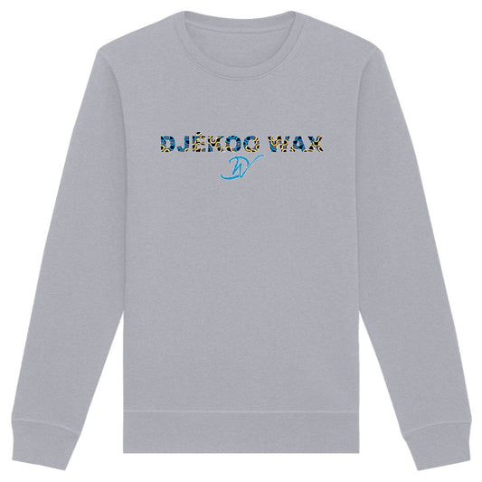 Vue produit sweat-shirt col rond unisexe bio gris clair à plat avec lettrage DJÊKOO WAX rempli de motifs wax bleu, jaune et noir et monogramme DW cursif bleu - Style africain premium
