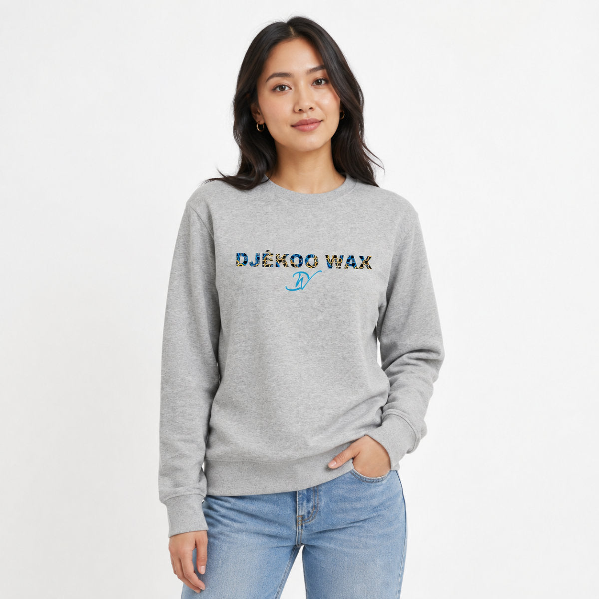 Femme portant un sweat unisexe gris en coton bio avec motif wax ZigZag Djêkoo Wax