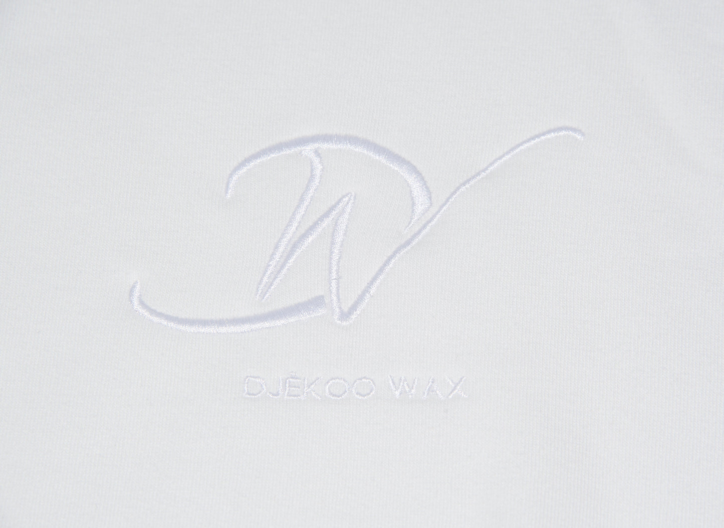 Broderie 10cm x 10cm blanche du Logo Djêkoo Wax sur le devant du sweat à capuche