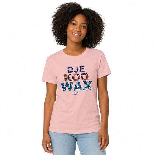 Femme portant un t-shirt wax africain unisexe rose en coton bio avec imprimé coloré Djêkoo Wax