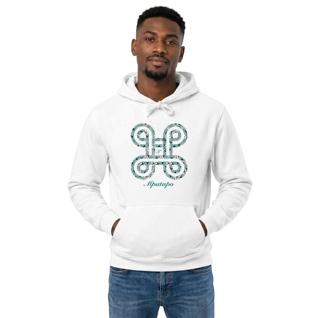 Portrait de face d'un homme portant un sweat à capuche (hoodie) bleu marine à poche kangourou, illustré du symbole Adinkra Mpatapo rempli de motifs turquoise et blanc avec la calligraphie Mpatapo en dessous.