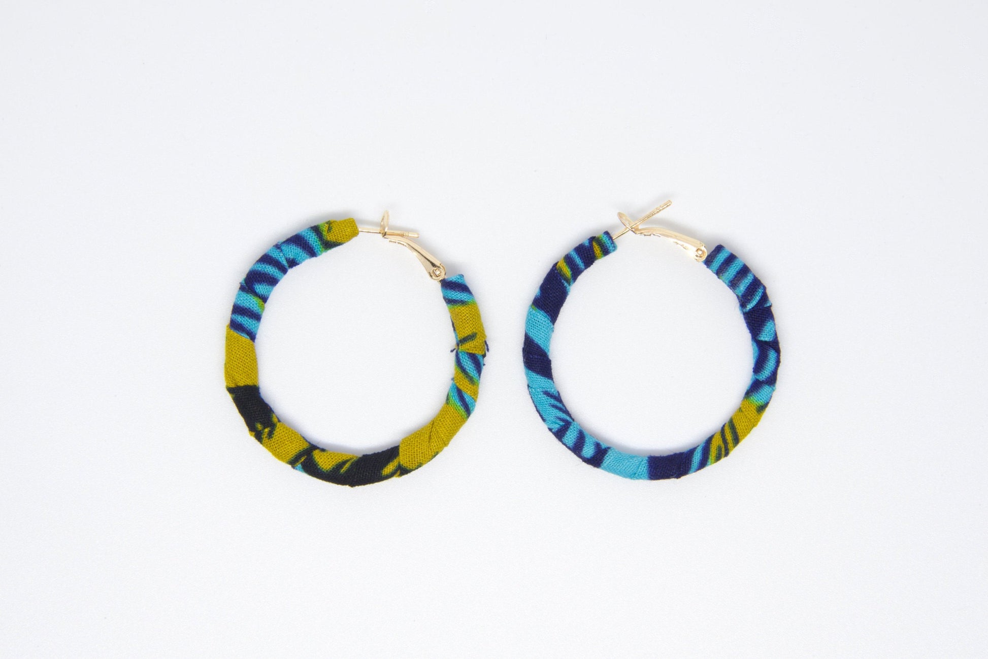 Boucles d' oreilles Créoles en tissu wax  bleu, jaune orange miel, noir