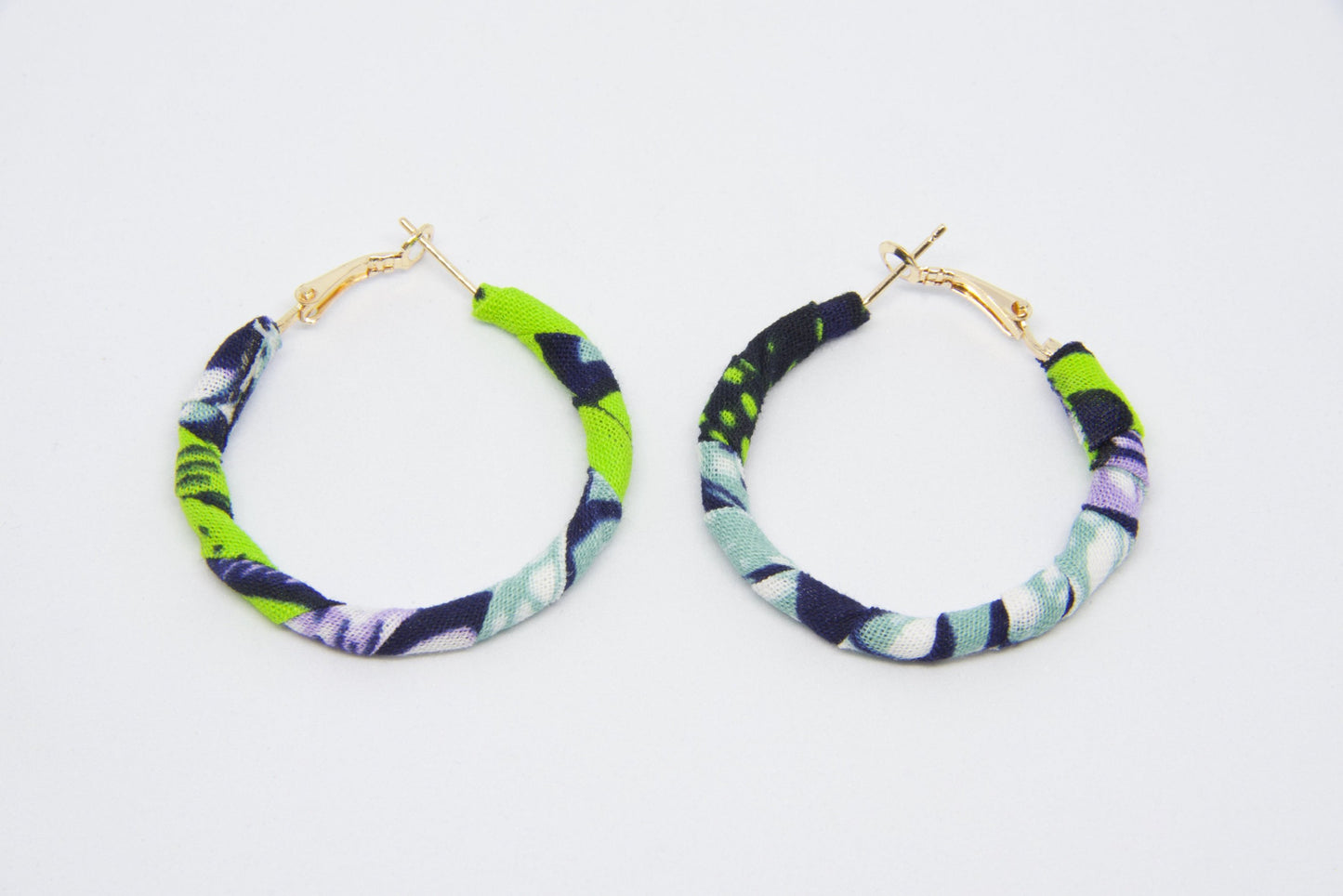 Boucles d'oreilles Créoles artisanales en tissu wax bleu, vert, violet, blanc