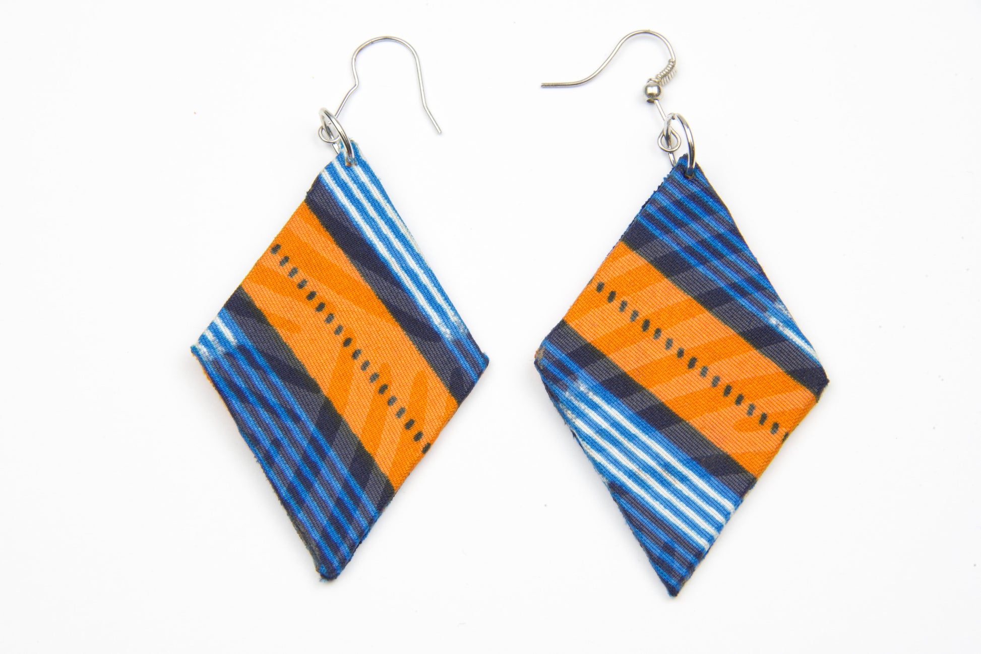 Boucles d'oreilles artisanales en tissu wax en losange bleu orange blanc - djekoowax.com