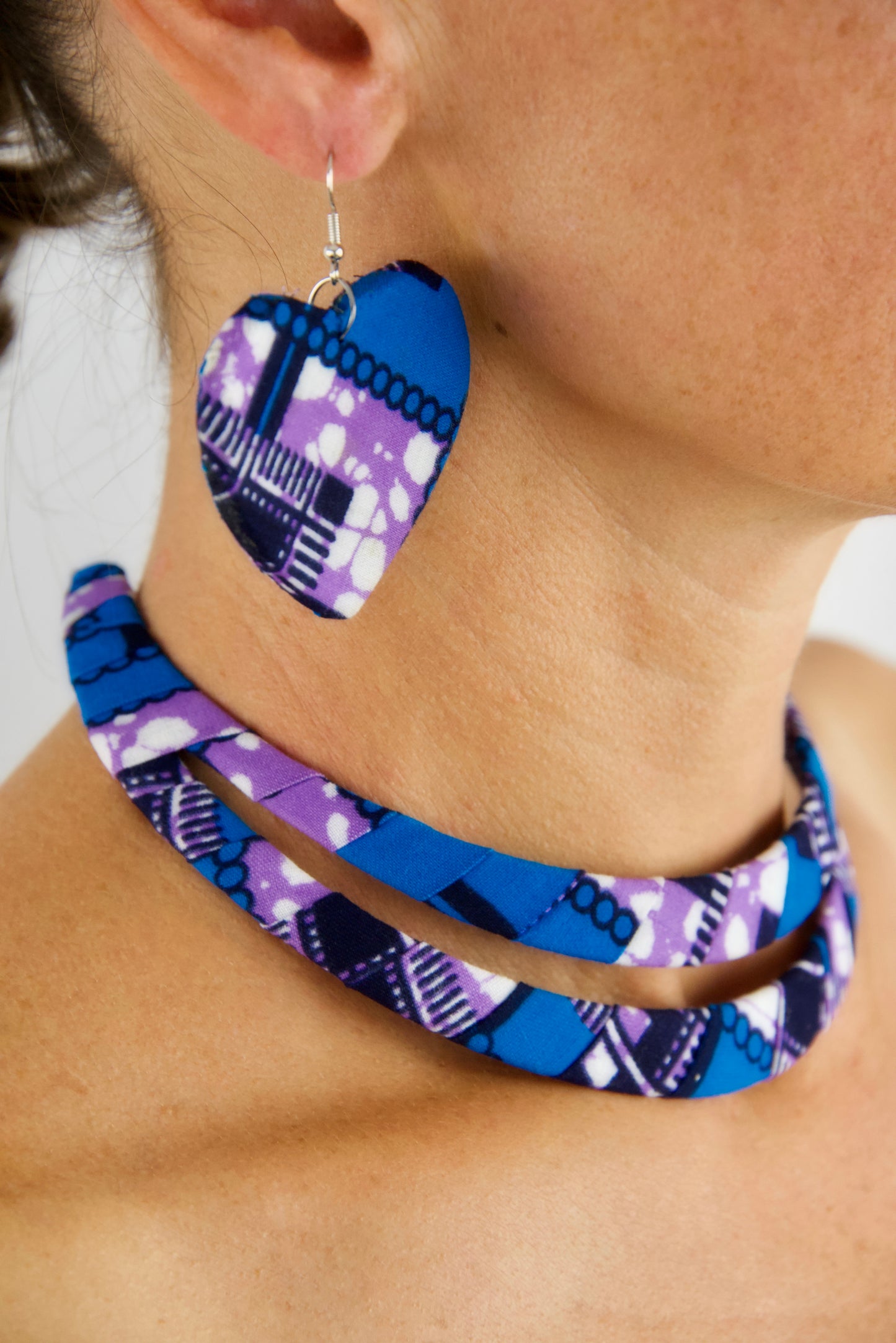 Parure Wax Ras De Cou - djekoowax.com - Boucles d'oreilles en forme de coeurs et collier ras de cou , fabrication artisanale- tissu wax bleu violet blanc