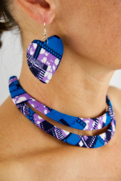 Parure Wax Ras De Cou - djekoowax.com - Boucles d'oreilles en forme de coeurs et collier ras de cou , fabrication artisanale- tissu wax bleu violet blanc