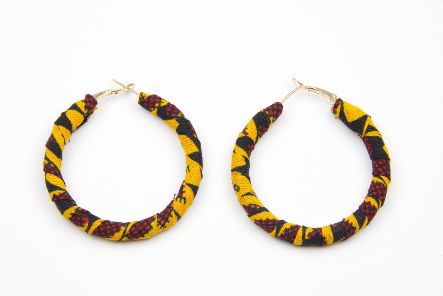 Boucles d'oreilles légères en métal et tissu wax jaune rouge et noir, fabrication artisanale