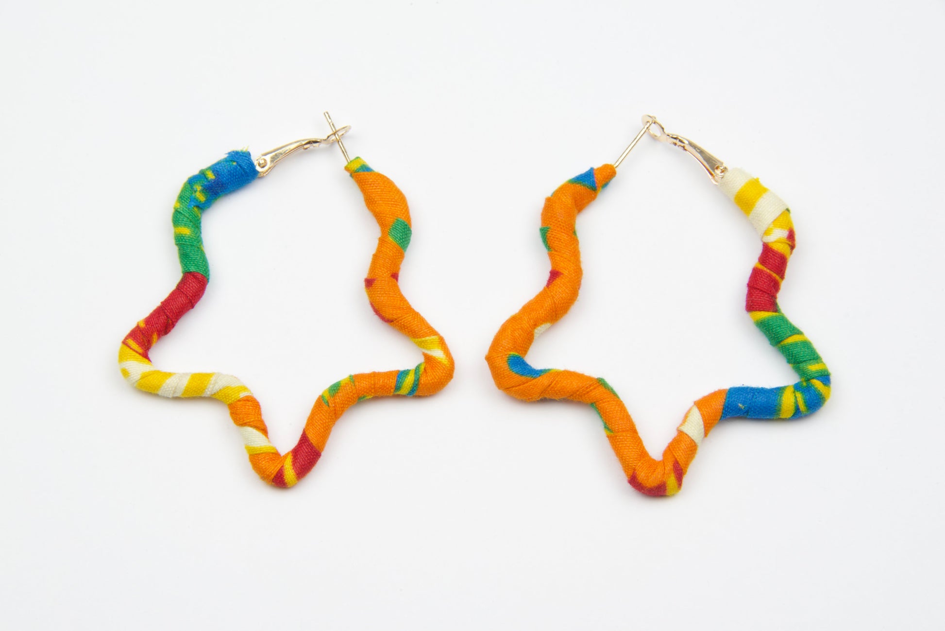 Boucles d'oreilles en tissu wax. Couleurs : orange, vert, rouge, jaune, bleu 