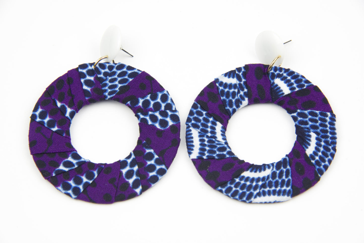 Boucles d'oreilles en tissu wax violet noir bleu et blanc, fabrication artisanale