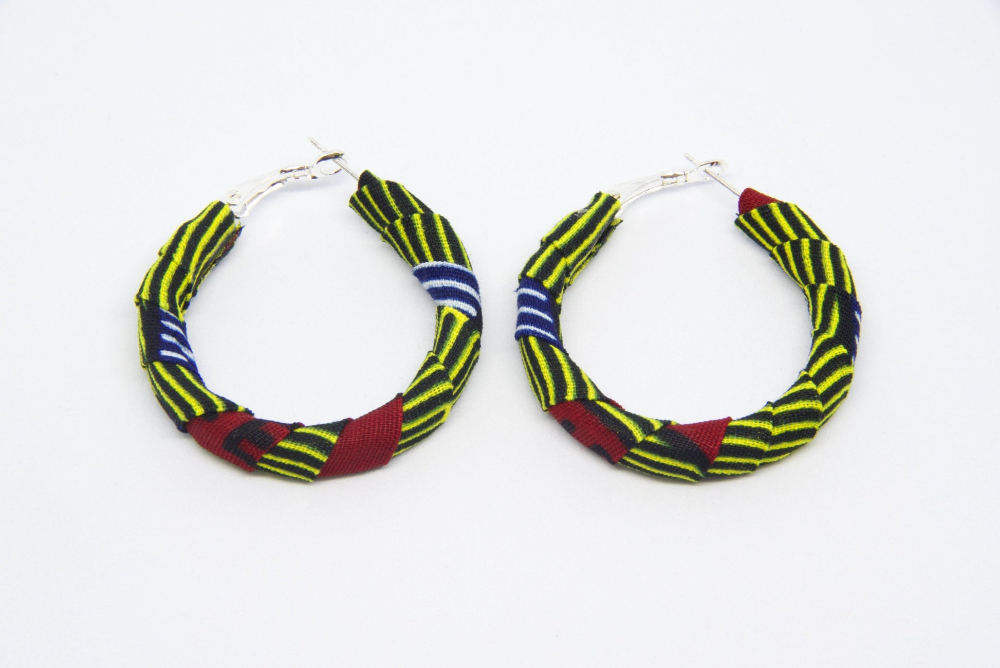 Boucles d' oreilles légère en métal et tissu wax jaune noir rouge bleu et blanc, fabrication artisanale.