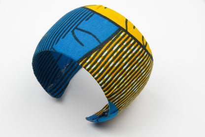 Bracelet manchette pour femme en métal et tissu wax de couleurs bleu, jaune et noir